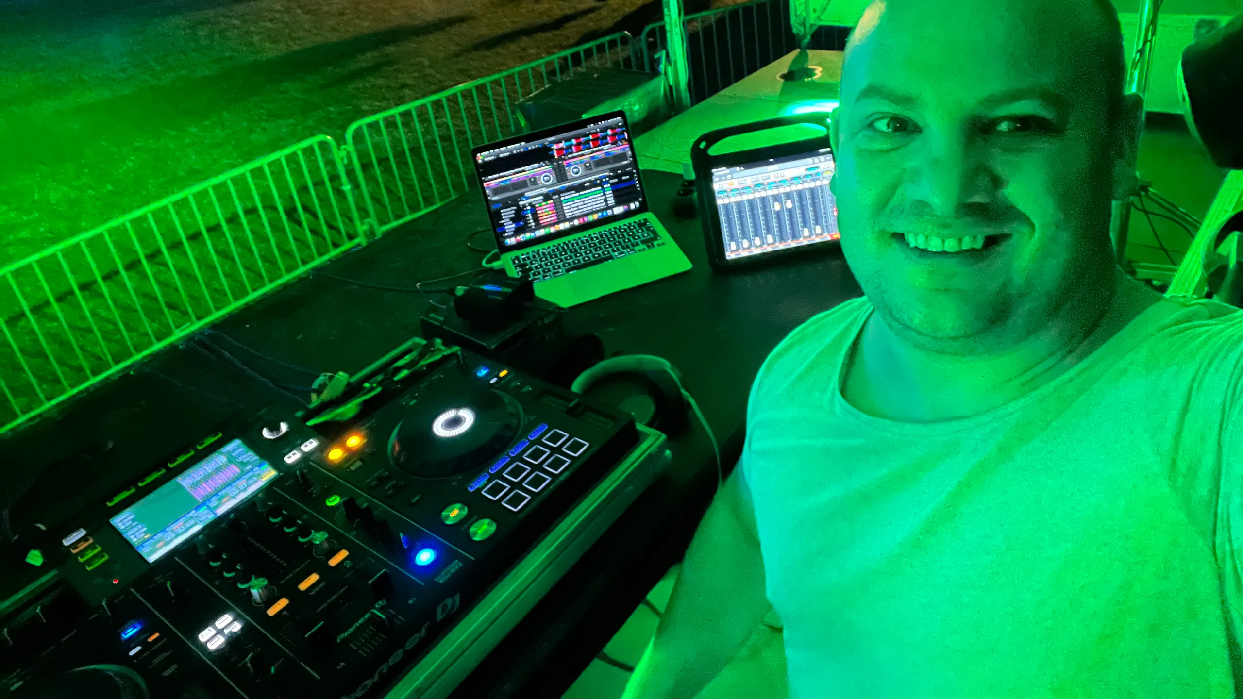 Budai János a DJ-pultnál egy esti rendezvényen