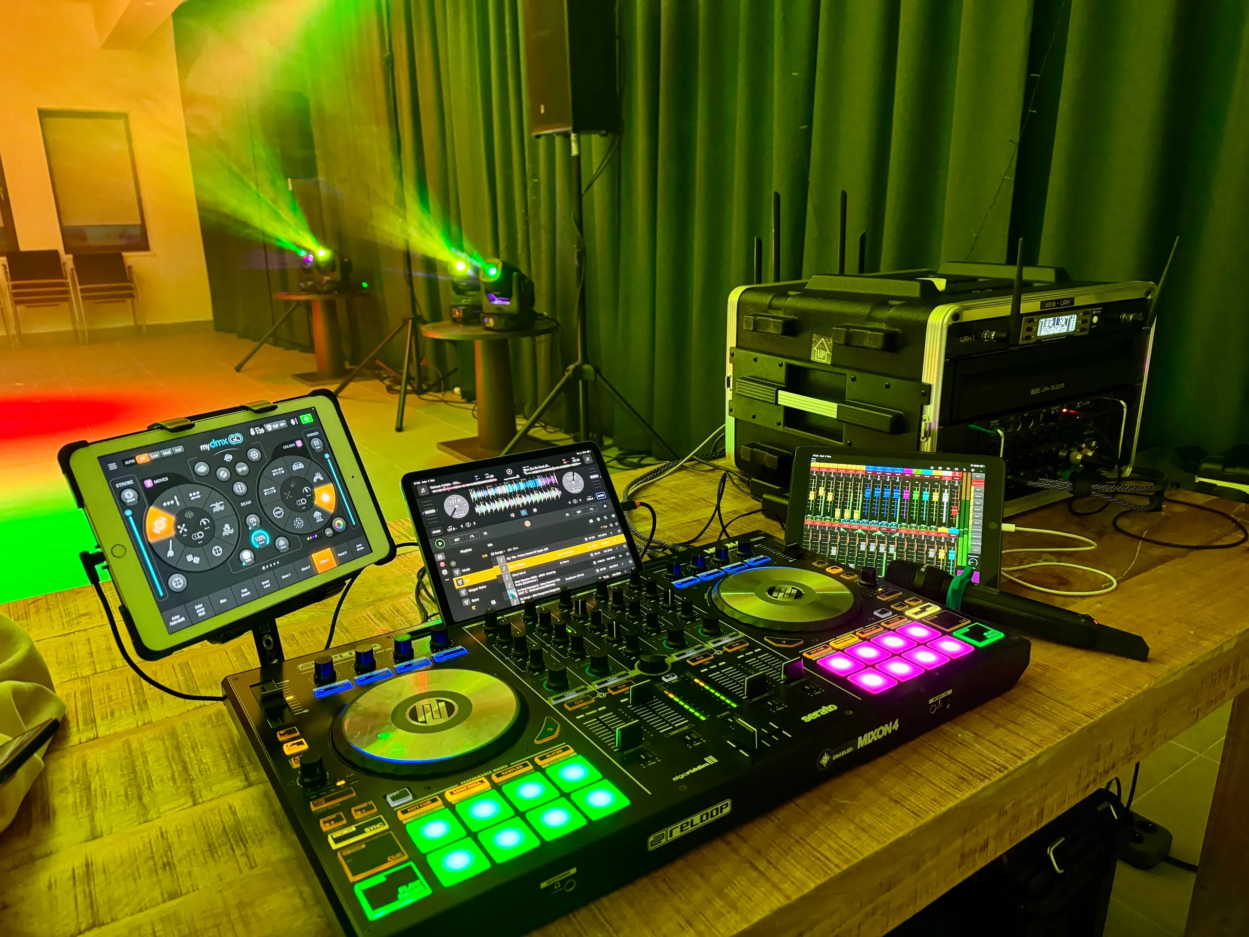 DJ-pult és fénytechnika egy üres rendezvényteremben